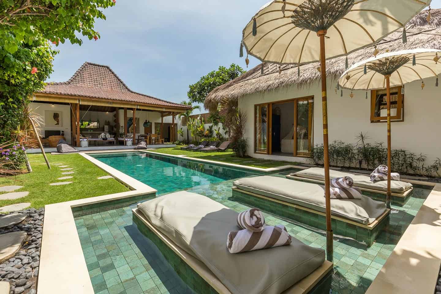 TROPICAL 5 BEDROOM VILLA FOR SALE LEASEHOLD IN SEMINYAK BE-2193 